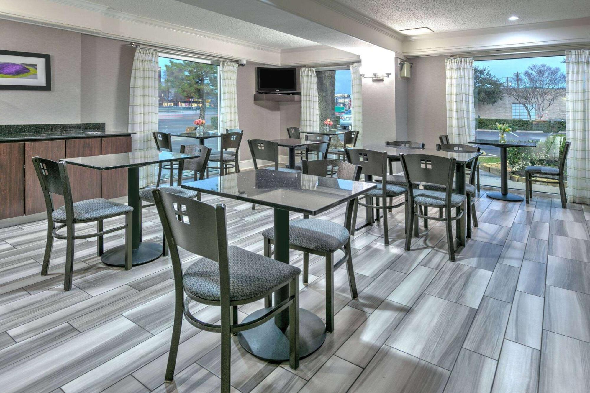 La Quinta Inn By Wyndham Dallas Uptown Esterno foto