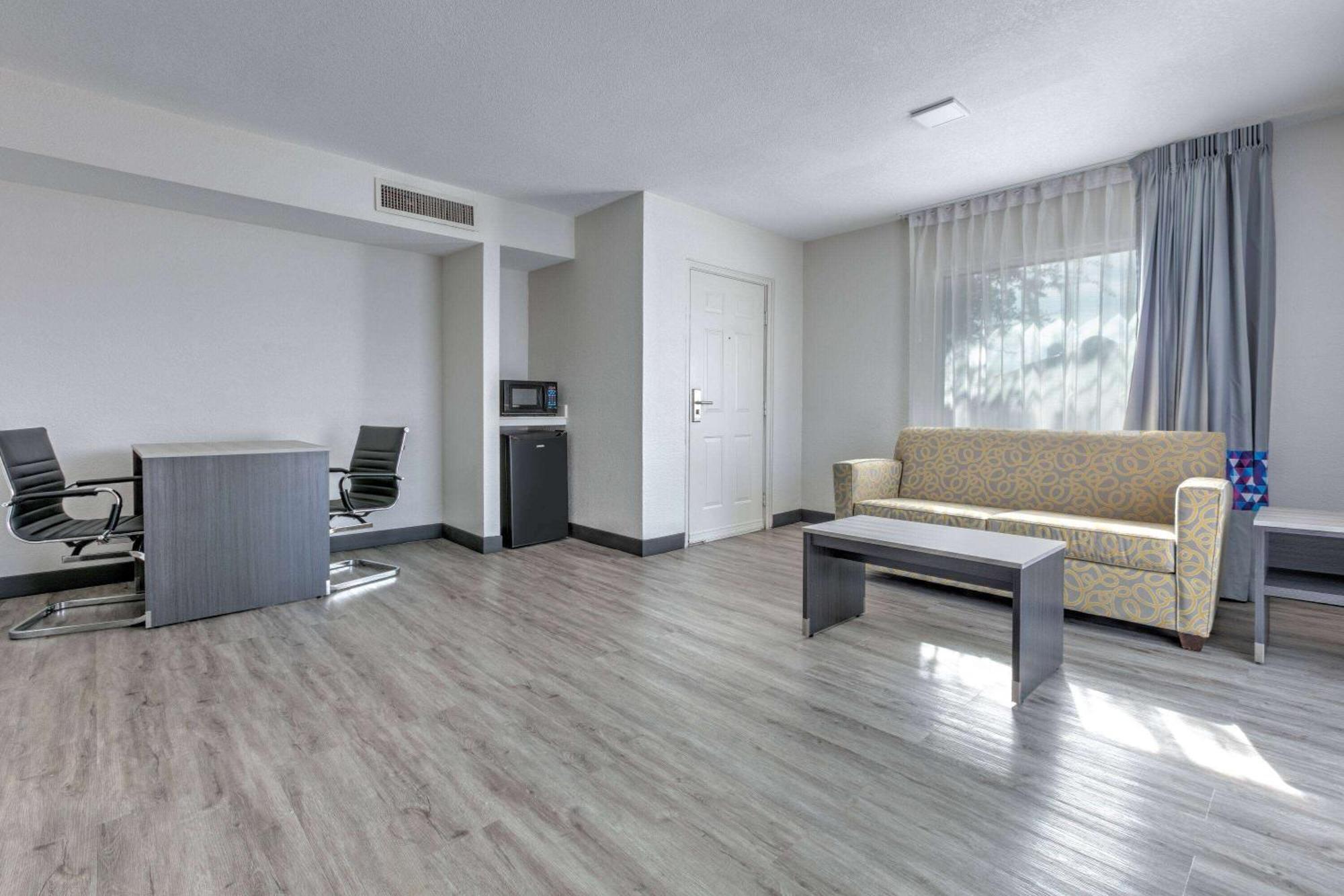 La Quinta Inn By Wyndham Dallas Uptown Esterno foto