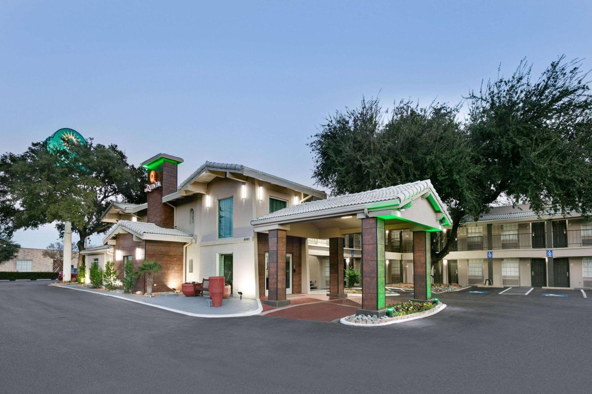 La Quinta Inn By Wyndham Dallas Uptown Esterno foto