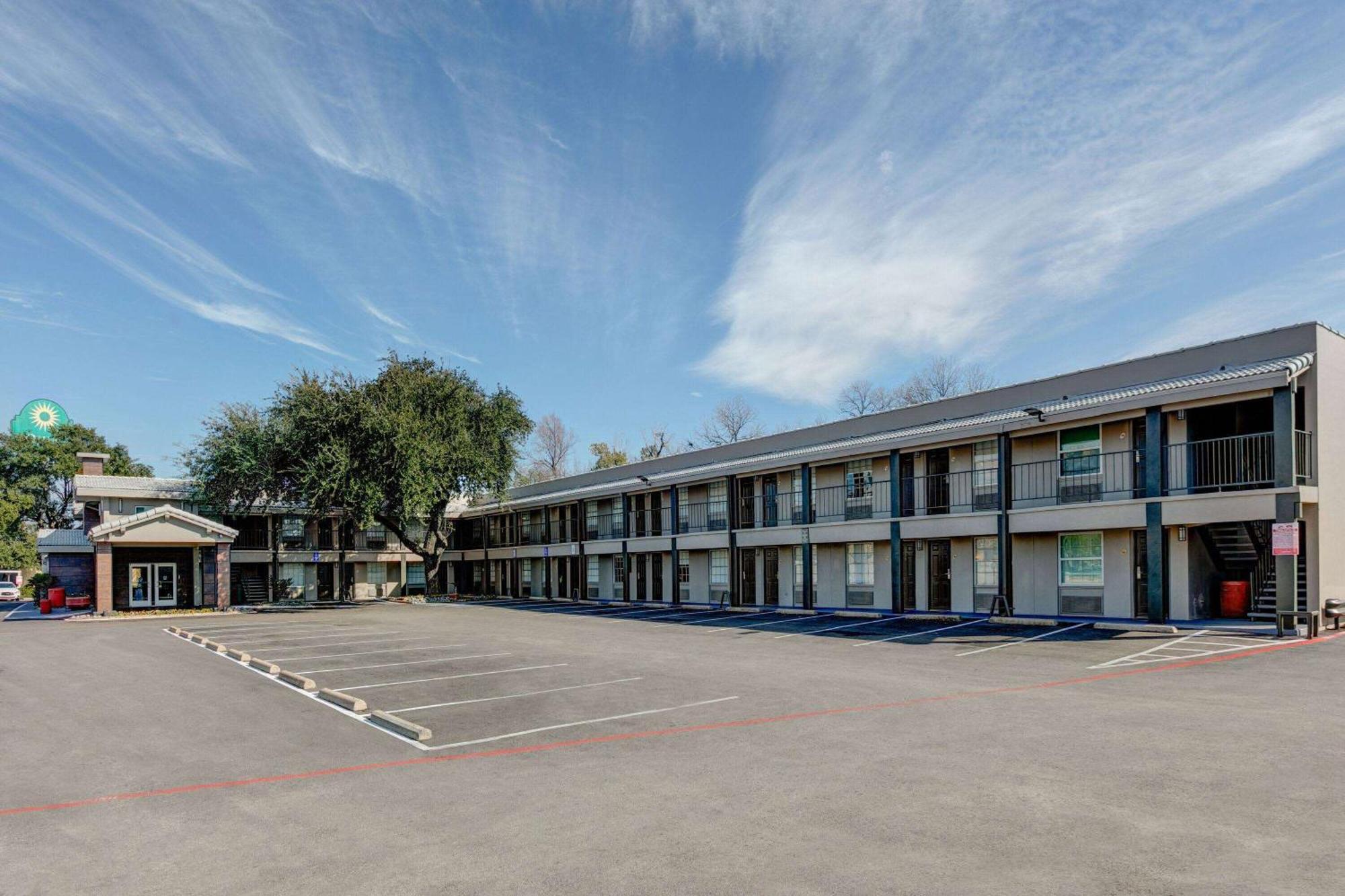 La Quinta Inn By Wyndham Dallas Uptown Esterno foto