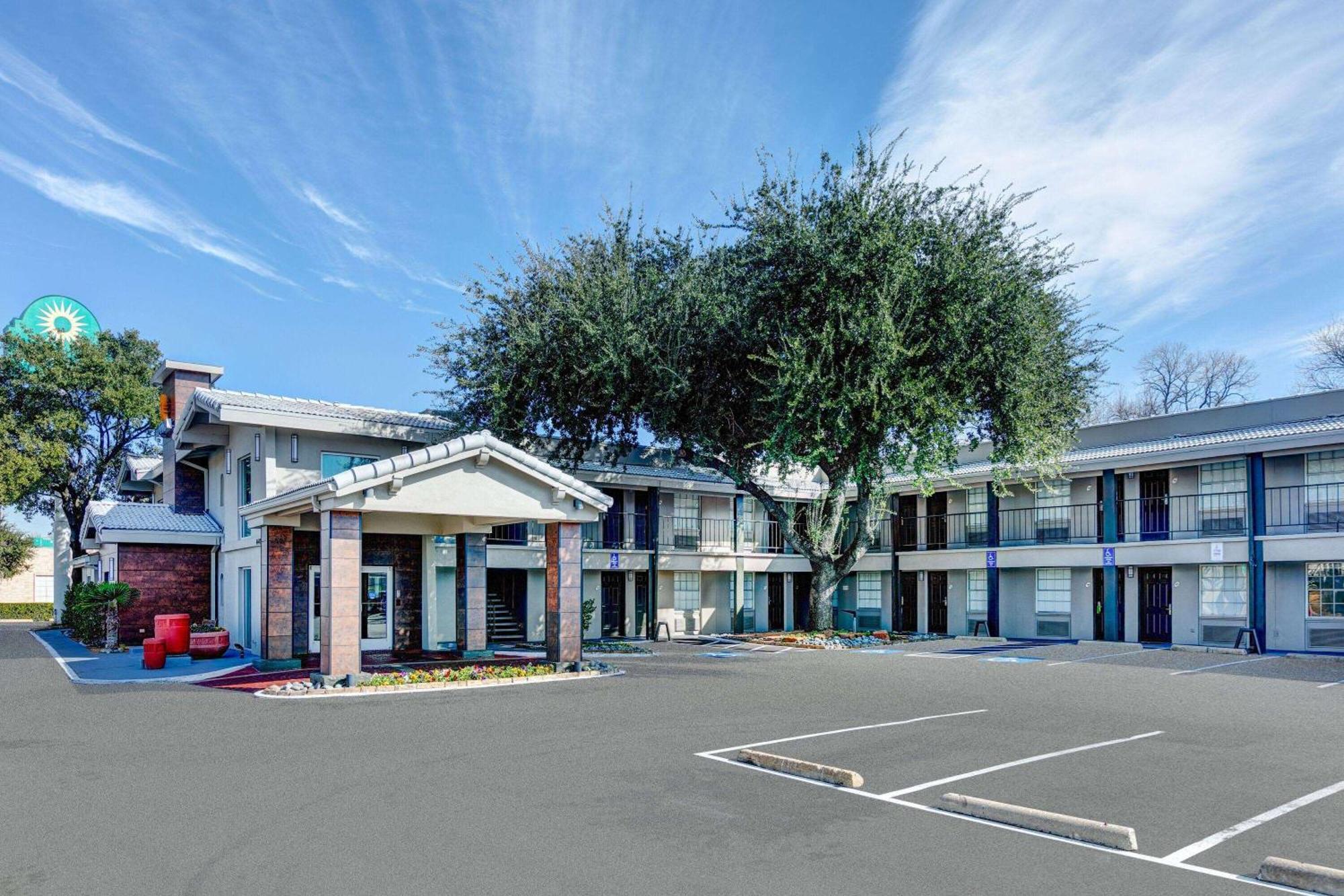 La Quinta Inn By Wyndham Dallas Uptown Esterno foto