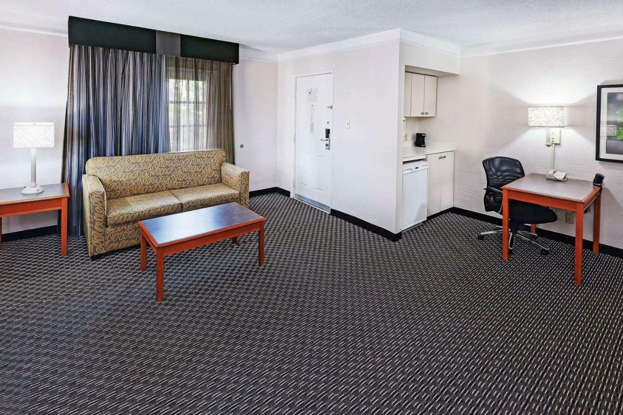 La Quinta Inn By Wyndham Dallas Uptown Esterno foto